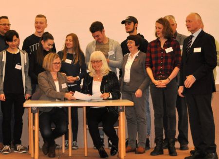 Kirsten John-Stucke, Leiterin des Kreismuseums Wewelsburg, und Kerstin Haferkemper, Schulleiterin der Hannah-Arendt-Gesamtschule Soest, bei der Unterzeichnung der Kooperationsvereinbarung, rechts im Bild der stellvertretende Landrat des Kreises Paderborn, Hans-Bernd Janzen